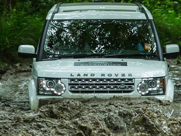 Unterwegs mit dem Land Rover in der Rolling Country werden selbst tiefste Schlammlöcher zu einem Klacks. Dank technischer Features wie Allradantrieb und Wade-Sensing-System nimmt der Discovery solche Hürden mit eleganter Leichtigkeit.
