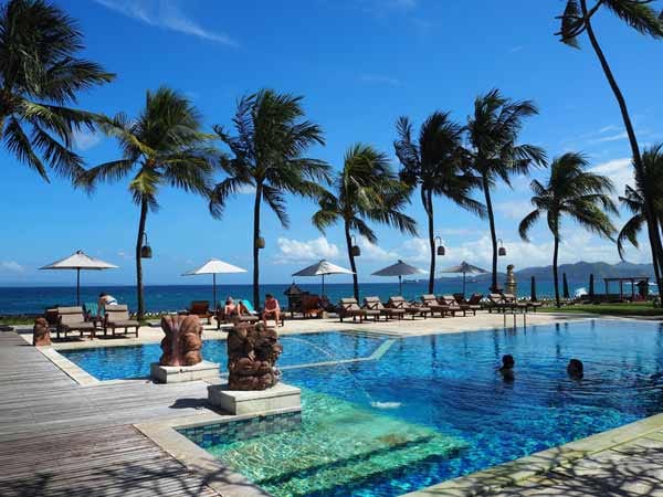 Die indonesische Insel Bali ist bei Urlaubern vor allem beliebt, weil es sich hier so schön baden und entspannen lässt. In dieser Hotelanlage ist es sogar möglich, im Pool mit Meerblick zu dösen.