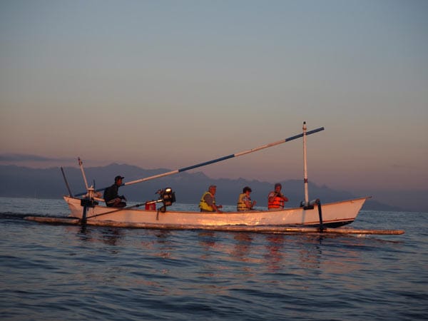 Eine morgendliche Bootstour auf dem Indischen Ozean vor der Nordküste bei Lovina Beach weckt die Lebensgeister pünktlich zum Sonnenaufgang. Mit etwas Glück entdecken die Passagiere auch Delfine.