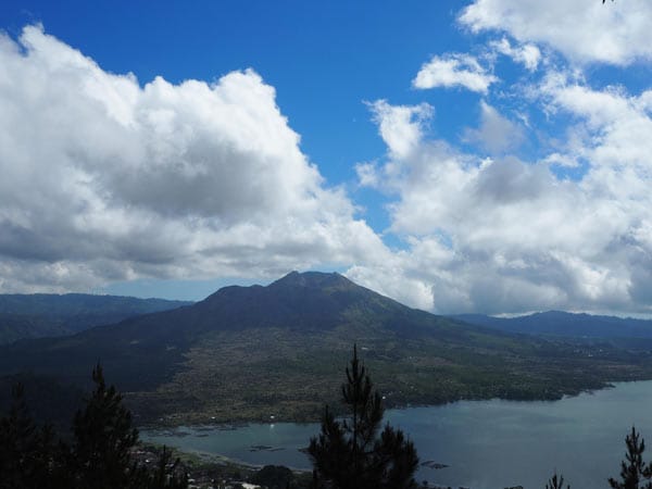 Der noch aktive Vulkan Gunung Agung ist mit 3142 Metern die höchste Erhebung Balis.