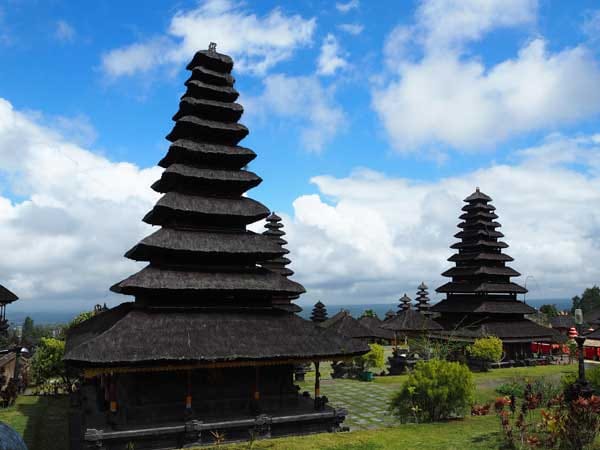 Gut 90 Prozent der Bevölkerung bekennt sich zur Hindu-Dharma-Religion, der balinesischen Glaubensform des Hinduismus. Muttertempel und balinesisches Heiligtum ist Pura Besakih am Südwesthang des noch aktiven Vulkans Gunung Agung.