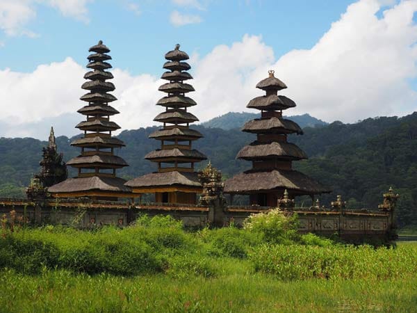Der Tamblingan-See ist der kleinste der vier Kraterseen. Rundum reicht die üppige Vegetation des Regenwaldes bis an den Uferrand. Auch hier, mitten in der Wildnis, steht ein Tempel. Er ist einer von 20000 auf Bali.