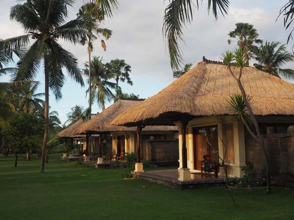 Der balinesische Baustil á la Tempelanlage zeigt sich auch im Hotel Puris Bagus Lovina in Nordbali.