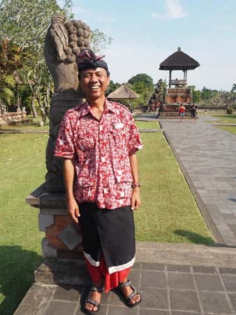 Der balinesische Reiseführer Ariana, der wie 400 seiner Kollegen perfekt Deutsch spricht, zeigt den Touristen Bali, ohne den Inselfrieden zu stören. Das gehört zum Konzept und ist die Herausforderung Balis bei der nachhaltigen Tourismusentwicklung, die über einen Badeurlaub hinausgeht.