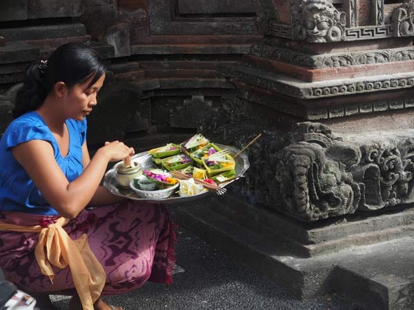 Kunstvoll arrangierte Opfergaben vor Tempeln, Schreinen und Häusern gehören zum Alltag auf Bali.