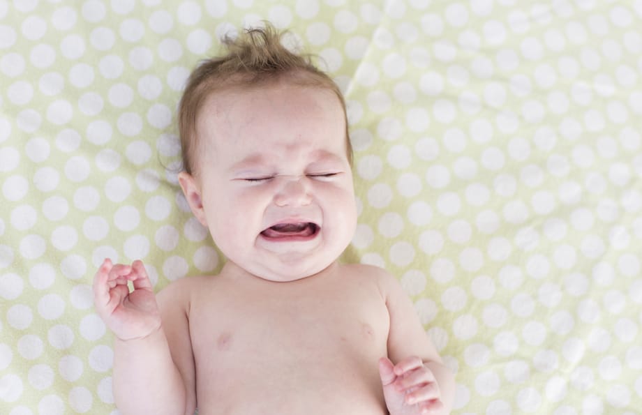 Ein schreiendes Baby kann viele Ursachen haben, etwa einen wunden Po