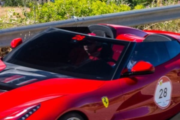 Den Ferrari F12 TRS gibt es nur einmal. Laut unbestätigten Medienberichten soll der Bolide 4,2 Millionen US-Dollar kosten. Bei identischen Fahrleistungen mit dem Serien-F12 verfügt das Einzelstück über kein Dach. Eine abgedunkelte Windschutzscheibe soll zumindest etwas Privatsphäre generieren.