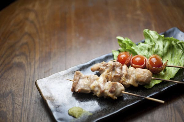 In ganz Japan sehr beliebt ist Yakitori, gegrilltes Hühnchen mit Gemüse. Japaner marinieren die Spieße mit Salz und einer würzigen Soße aus Mirin, Sojasoße und Zucker.