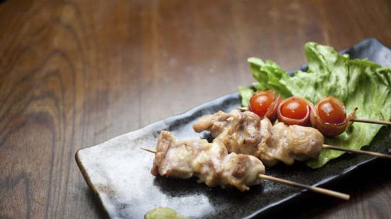 In ganz Japan sehr beliebt ist Yakitori, gegrilltes Hühnchen mit Gemüse. Japaner marinieren die Spieße mit Salz und einer würzigen Soße aus Mirin, Sojasoße und Zucker.