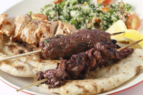 Ein typisch arabisches Gericht ist Shish Taouk. Marinierte Hühnchenfleisch-Würfel werden gegrillt, bis sie gar sind und anschließend mit Knoblauchpaste verzehrt. Beliebt ist es vor allem im Libanon.