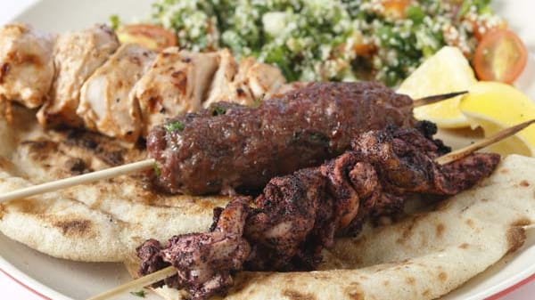 Ein typisch arabisches Gericht ist Shish Taouk. Marinierte Hühnchenfleisch-Würfel werden gegrillt, bis sie gar sind und anschließend mit Knoblauchpaste verzehrt. Beliebt ist es vor allem im Libanon.