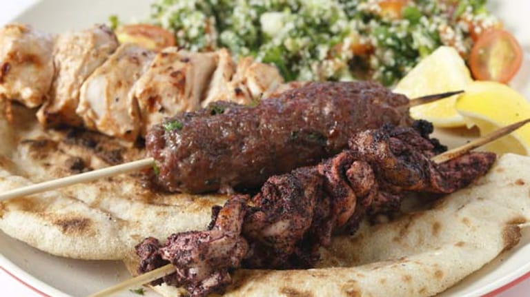 Ein typisch arabisches Gericht ist Shish Taouk. Marinierte Hühnchenfleisch-Würfel werden gegrillt, bis sie gar sind und anschließend mit Knoblauchpaste verzehrt. Beliebt ist es vor allem im Libanon.