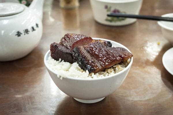 Wer schon mal in Hongkong war hat dieses Gericht bestimmt schon oft in den Fenstern der Straßengeschäfte gesehen. Char siu sind Schälrippchen aus der kantonesischen Küche, die meist rot eingefärbt und mit süßlicher Soße serviert werden. Dazu – natürlich – Reis.