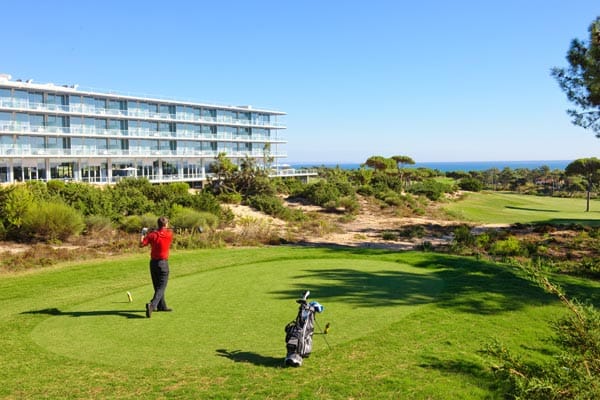 Alternativen zum Sonnenbaden gibt es in Estoril und Cascais genug: Zahllose Golfplätze - wie etwa Oitavos Dunes - schmiegen sich in die Landschaft.