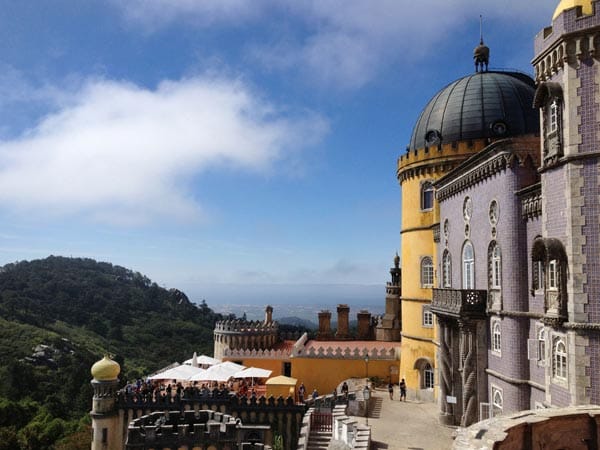 Meisterwerk der Romantik: Der bunte Nationalpalast Pena thront auf den Bergen von Sintra.