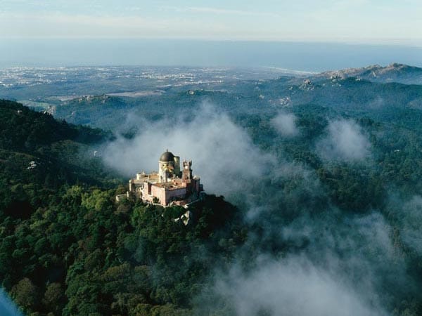 Das Wetter in den Bergen von Sintra ist launisch. Wer den Nationalpalast Pena besucht, muss mit wolkenverhangenem Himmel rechnen.
