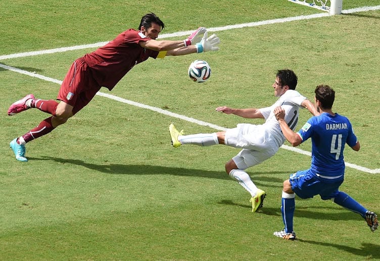 In einer bis dato schwachen Partie bewahrt Italiens Keeper Gianluigi Buffon (li.) sein Team kurz vor der Halbzeit vor einem Rückstand. Der 36-Jährige hält zunächst gegen Suarez und dann Nicolas Lodeiro (Mitte).