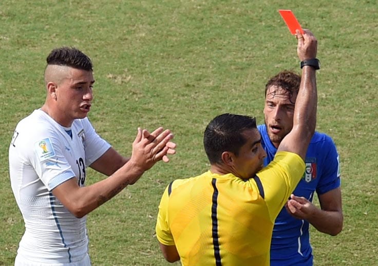 In der zweiten Halbzeit gibt der mexikanische Schiedsrichter Marco Rodriguez (Mitte) dem Italiener Claudio Marchisio (re.) die Rote Karte. Eine umstrittene Entscheidung gegen die Azzurri.