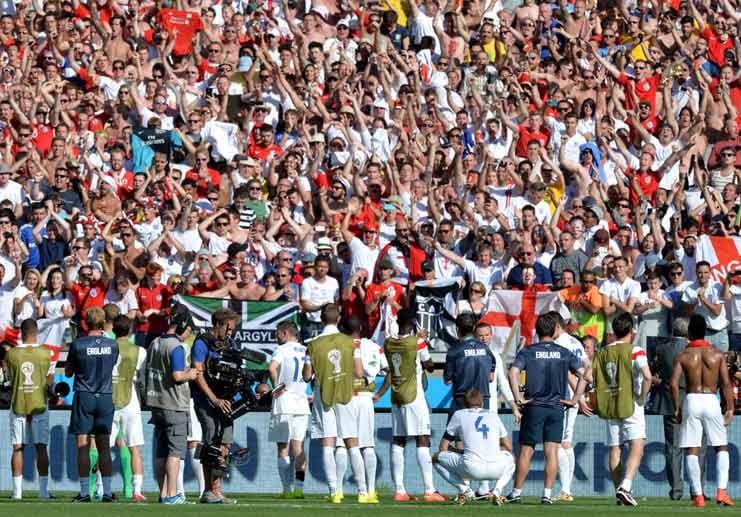 So endet die Partie torlos. Nach einer enttäuschenden WM verabschieden sich die Engländer bei ihren Fans, die dem Team aufmunternden Applaus spenden.