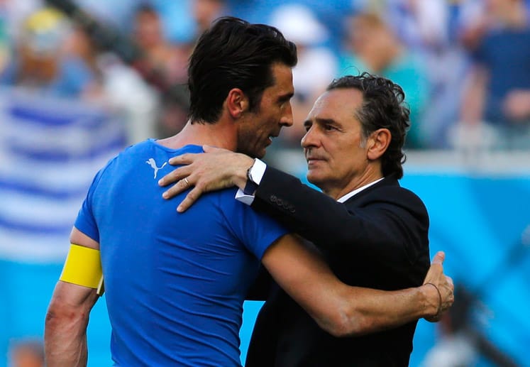 Nach Abpfiff steht Buffon (li.) und Nationalcoach Cesare Prandelli die Enttäuschung ins Gesicht geschrieben. Wie schon 2010 scheidet der Weltmeister von 2006 bereits in der Vorrunde aus.