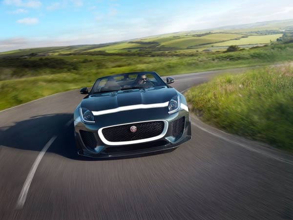 Dank der Motorpower wird der Project 7 zum schnellsten Serien-Jaguar mit Straßenzulassung. Der Bolide beschleunigt in nur 3,9 Sekunden auf 100 km/h und weiter auf maximal 300 km/h.