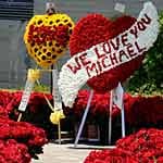 Zum fünften Todestag von Michael Jackson haben sich am Mittwoch dutzende Fans an der Grabstätte des "King of Pop" versammelt. Gemeinsam trauerten sie am Forest-Lawn-Friedhof bei Los Angeles und legten mehr als 15.000 Rosen nieder.