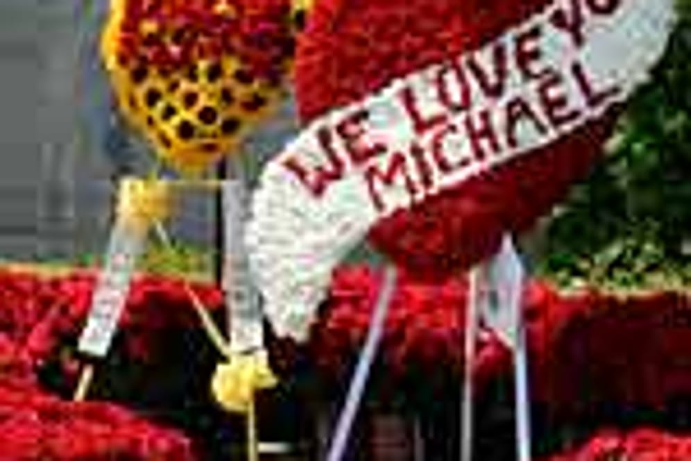 Zum fünften Todestag von Michael Jackson haben sich am Mittwoch dutzende Fans an der Grabstätte des "King of Pop" versammelt. Gemeinsam trauerten sie am Forest-Lawn-Friedhof bei Los Angeles und legten mehr als 15.000 Rosen nieder.