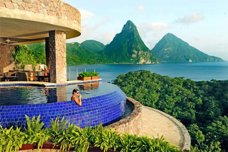Majestätisch auf einer Klippe über den Hügeln der Anse Chastanet Bucht auf der Insel St. Lucia gelegen, passt sich das Designresort "Jade Mountain" perfekt in die Landschaft ein.