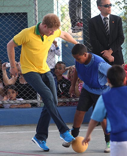 Anlässlich der Fußball-WM drehte sich auch hier alles um Fußball. Einen Tag nach dem sieglosen Ausscheiden der englischen Nationalmannschaft kickte Harry mit den Kindern im Brasilien-Trikot.