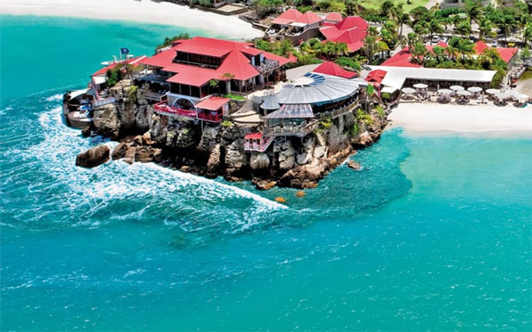Das Hotel Eden Rock liegt auf der atemberaubenden Insel St. Barth "on the rock", auf einem Felsvorsprung direkt vor dem türkisen Karibischen Meer. Pool, Korallenriff und Sandstrand bieten viele Möglichkeiten, Wassersport zu betreiben oder zu entspannen.