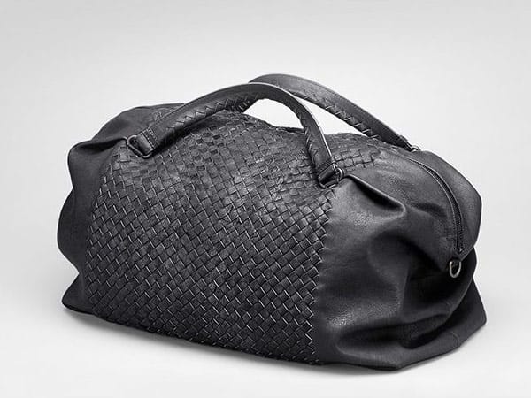 Ein geräumiges Flecht-Kunstwerk ist der feine Weekender aus Lammleder von Bottega Veneta (um 2780 Euro). Die handgefertigten Details machen die Reisetasche zu einem echten Liebhaberstück.