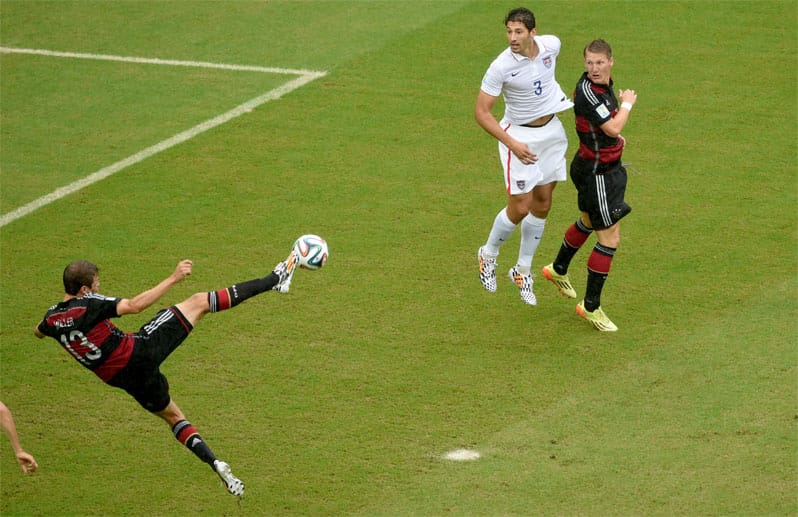 Thomas Müller (li.) versucht es in der zweiten Spielminute mit einem akrobatischen Seitfallzieher - leider erfolglos. Omar Gonzalez und Bastian Schweinsteiger (re.) schauen zu.