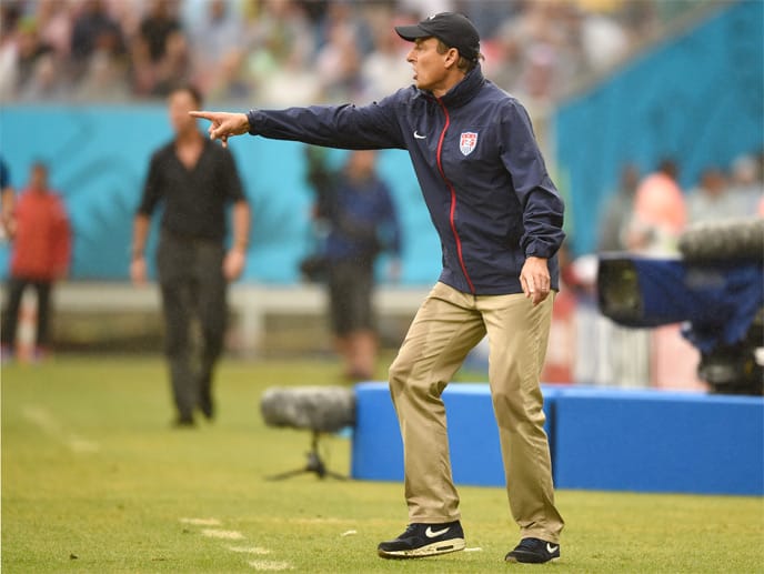 US-Coach Jürgen Klinsmann gibt seinem Team Anweisungen.