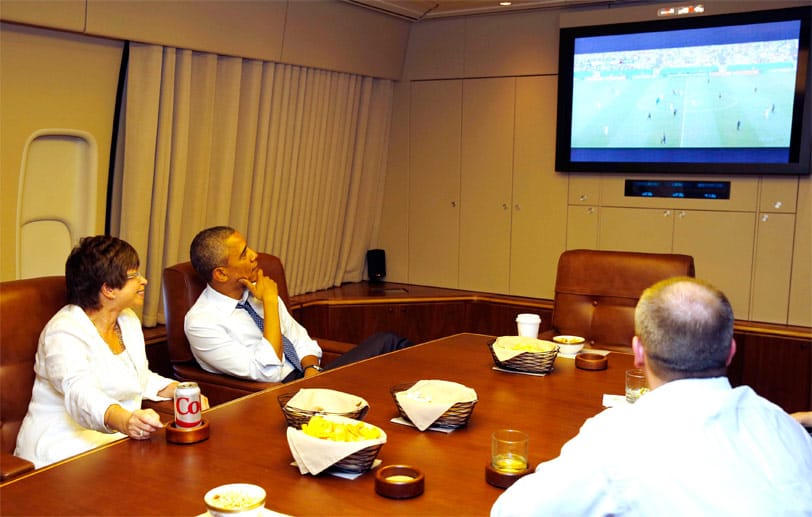 Auch der amerikanische Präsident Barack Obama (Mitte) ließ es sich nicht nehmen, das WM-Spiel an Board der Air Force One zu schauen.