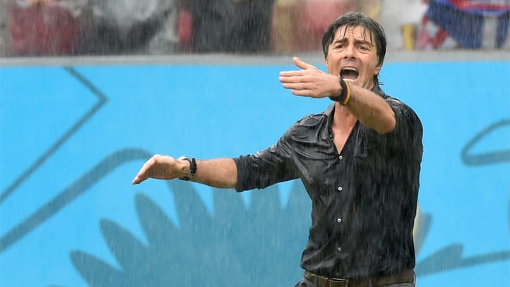 Jogi Löw gibt seiner Mannschaft im strömenden Regen Anweisungen.