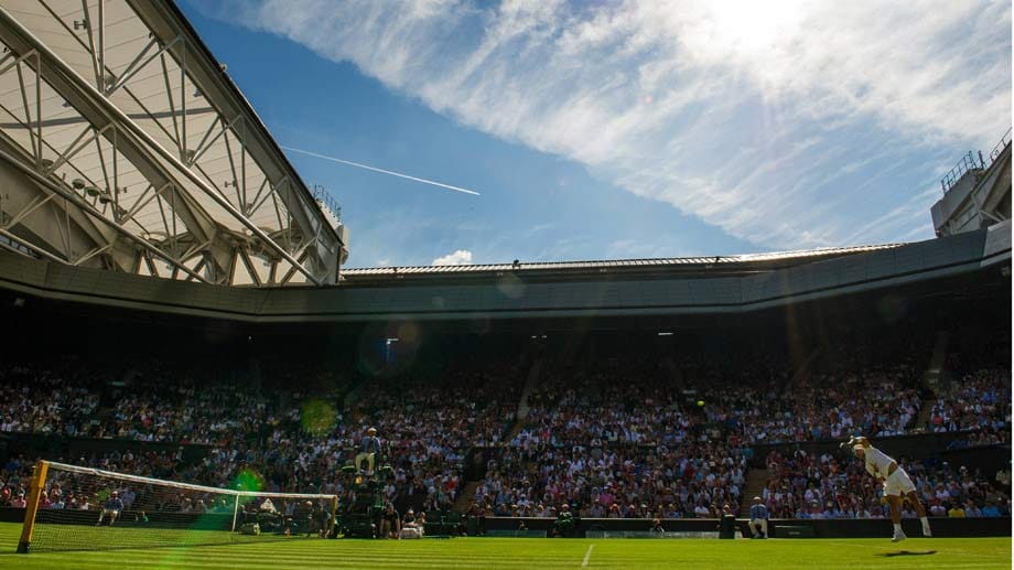 Wimbledon ist das älteste Tennisturnier der Welt, es ist das dritte Grand-Slam-Turnier des Jahres und das einzige, welches auf Rasen statt findet. In dem hier zu sehenden Centre Court finden bis zu 15.000 Menschen Platz, außerdem werden hier die Top-Spiele des Turnieres ausgetragen.