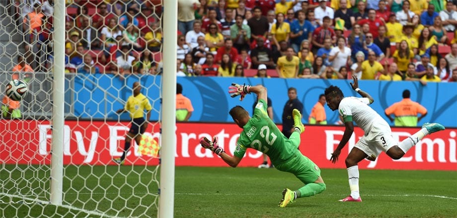 Asamoah Gyan (re.) schenkt seiner Mannschaft mit dem 1:1-Ausgleich in der 57. Spielminute neue Hoffnung. Portugals Torwart Beto ist geschlagen.