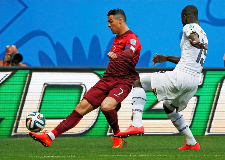 In der fünften Spielminute schießt Cristiano Ronaldo (li.) fast von der Seitenauslinie gegen Ghanas Jonathan Mensah direkt aufs Tor ...