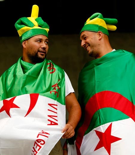 Algerische Fans freuen sich auf die Partie gegen Russland.