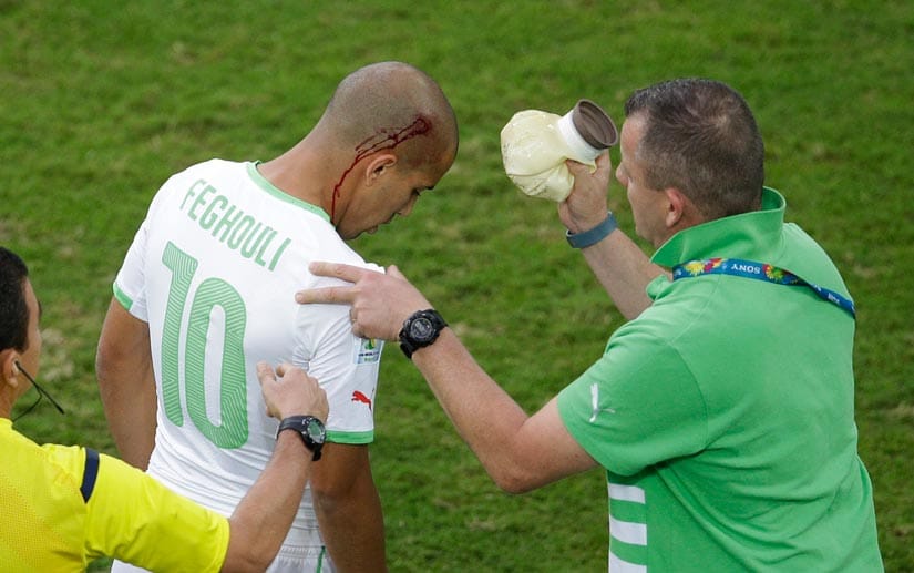 Algeriens Sofiane Feghouli muss nach einer Kopfverletzung behandelt werden.