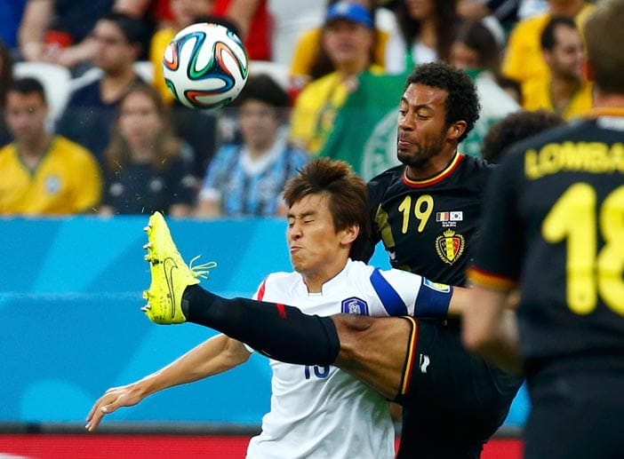 Südkoreas Kapitän Ja-Cheol Koo muss sich gegen Moussa Dembele und dessen Bein wehren.