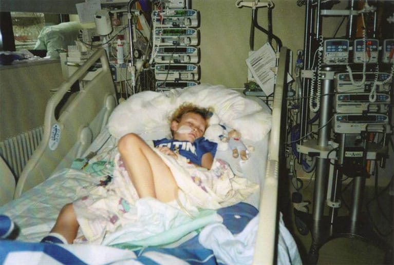 Beim Kinderturnen sackte Kathi plötzlich zusammen, ihr rechter Arm und ihr rechtes Bein hingen wie fremd an ihrem Körper. Im Krankenhaus wird die Diagnose Schlaganfall gestellt.