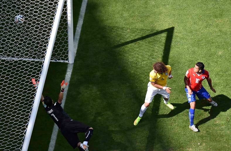Auf dem Platz ging es von Anfang an zur Sache. Nach 18 Minuten ging der WM-Gastgeber durch ein Eigentor des Chilenen Jara (re.) in Führung, David Luiz (Mitte) hatte entscheidend gestört.