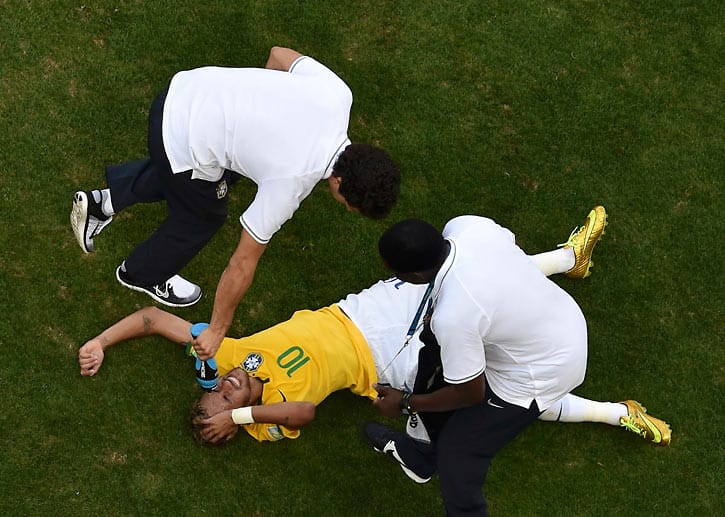 Der pfeilschnelle Stürmer musste allerdings auch einiges einstecken. Hier wird Neymar nach einer Attacke behandelt.
