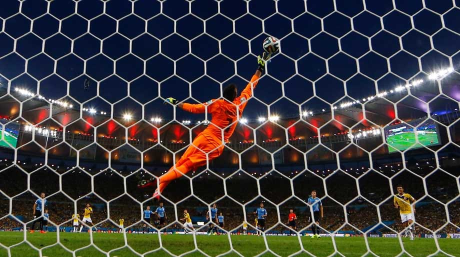 ...und versenkt den Ball im Tor der Himmelblauen. Uruguay-Keeper Fernando Muslera bleibt keine Abwehrchance.