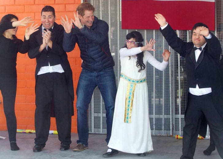 Prinz Harry feiert und tanzt mit chilenischen Kindern.