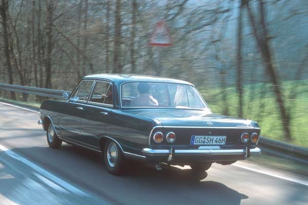 Nach Sepps Tod 1977 stand der Wagen lange Zeit in der Garage des Hauses in Weinheim-Hohensachsen, das bereits ein Jahr nach dem "Wunder von Bern" die Adresse "Sepp-Herberger-Straße 9" bekommen hat.