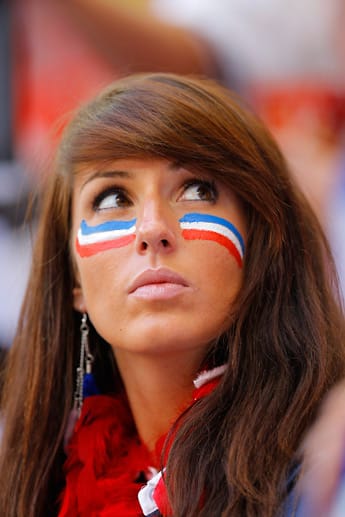 Diese hübsche Frankreich-Anhängerin drückt, wie man unschwer erkennen kann, der Equipe Tricolore die Daumen.