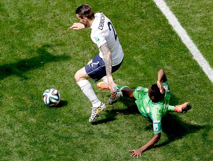 Auf dem Rasen wird die Mannschaft von Didier Deschamps ihrer Favoritenrolle zunächst nicht gerecht. Die Begegnung ist ausgeglichen - und umkämpft. Hier versucht Nigerias Ahmed Musa (re.) den Franzosen Mathieu Debuchy vom Ball zu trennen.