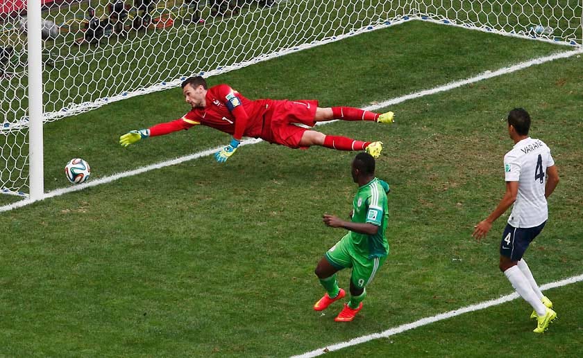 Für das erste Highlight des Spiels sorgt Nigeria. Emmanuel Emenike spitzelt den Ball aus wenigen Metern ins gegnerische Tor, steht beim Pass von Ahmed Musa aber knapp im Abseits. Schiedsrichter Mark Geiger (USA) erkennt den Treffer daher zurecht nicht an.
